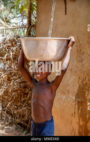 La collecte de l'eau dans un village de la province du Zou, au Bénin. Banque D'Images