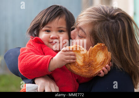 ENFANT DE MANGER Banque D'Images