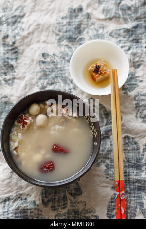 Un bol de porridge et huit-trésor caillé Banque D'Images