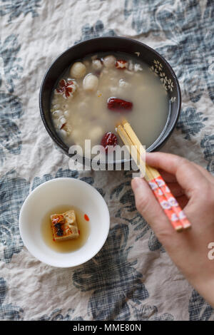 Un bol de porridge et huit-trésor caillé Banque D'Images