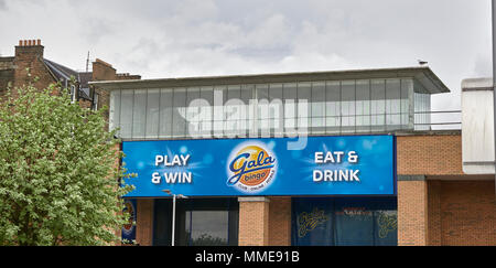 L'entrée du Club de Bingo Gala et signez au Meadow Bank Shopping Park à Édimbourg, en Écosse. Banque D'Images