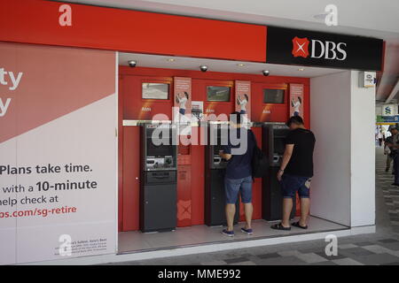 Des distributeurs automatiques de billets de banque DBS à Singapour Banque D'Images