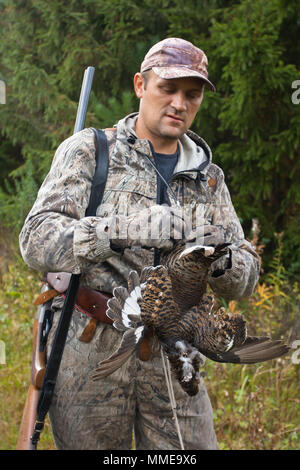 Hunter holding trophée de chasse tétras Banque D'Images