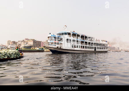 Dhaka, Bangladesh, le 24 février 2017 : sur la rivière Buriganga à Dhaka, Bangladesh Banque D'Images