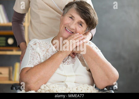 Photo en gros plan de smiling pensionné avec son aidant. Concept de soutien aux aînés. Banque D'Images