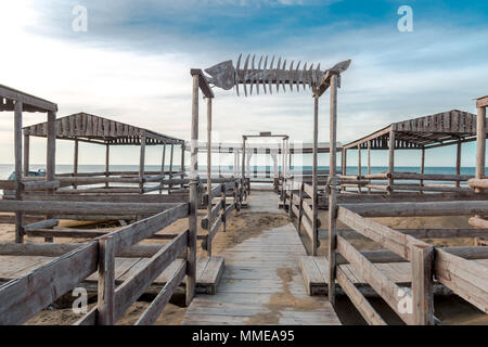 Pont de bois menant au bord de mer. Banque D'Images