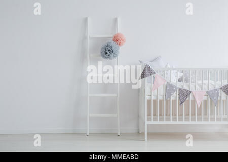 Photo de blanc, peu de chambre de bébé with copy space Banque D'Images