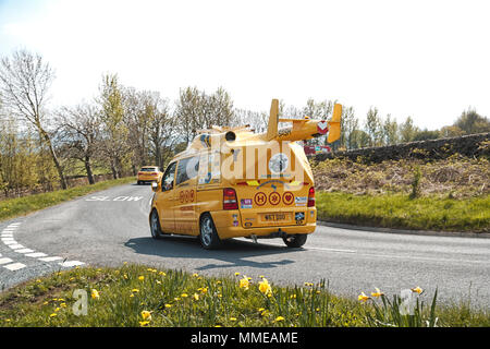 Yorkshire Air Ambulance véhicule d'assistance prenant part au Tour de Yorkshire Caravan Banque D'Images