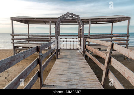 Pont de bois menant au bord de mer. Banque D'Images