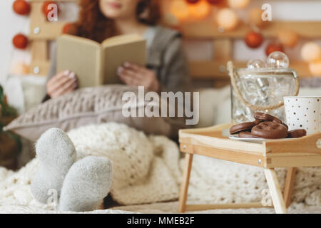 Gingerbread cookies au chocolat et thé dans mug sur plateau en bois Banque D'Images