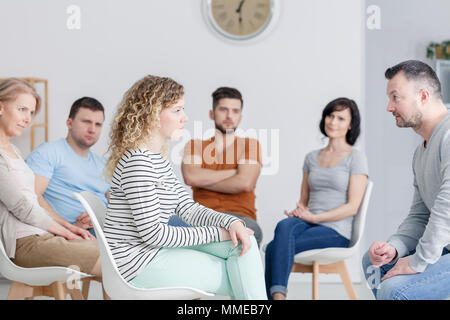 Drama therapy au cours de réunion de groupe en cours Banque D'Images