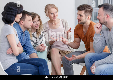 Coach et le groupe de support au cours de thérapie psychologique. Banque D'Images