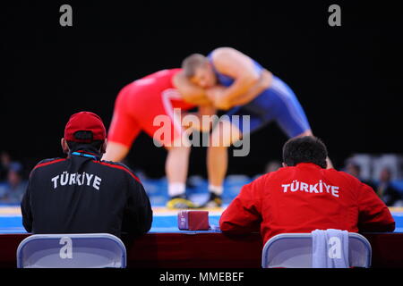 La lutte Gréco romaine masculine, FILA Competition programme Riza Kayaalp vs Johan Euren, Londres 10 décembre 2011 Banque D'Images