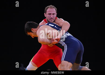 La lutte Gréco romaine masculine, FILA Competition programme Vasyl Rachyba vs Saman Tahmasebi, Londres 10 décembre 2011 Banque D'Images