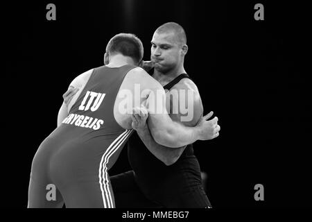 La lutte Gréco romaine masculine, FILA Competition programme Marijus Grygelis vs Lukasz Banak, Londres 10 décembre 2011 Banque D'Images