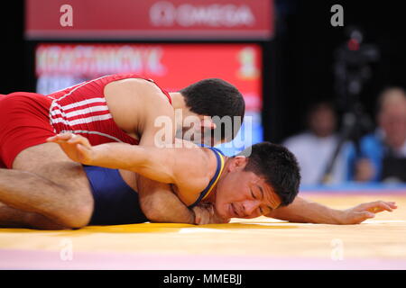 Krasimir Krastanov vs Qi Mude participer à la lutte Gréco romaine masculine, compétition FILA, Excel Arena, London 11 Décembre 2011 Banque D'Images