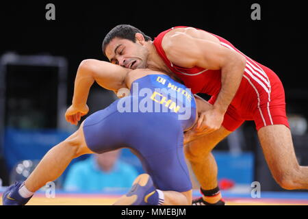 Krasimir Krastanov vs Qi Mude participer à la lutte Gréco romaine masculine, compétition FILA, Excel Arena, London 11 Décembre 2011 Banque D'Images