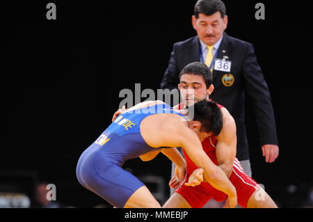 Krasimir Krastanov vs Qi Mude participer à la lutte Gréco romaine masculine, compétition FILA, Excel Arena, London 11 Décembre 2011 Banque D'Images