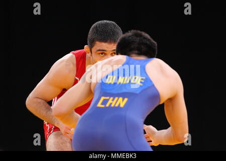 Krasimir Krastanov vs Qi Mude participer à la lutte Gréco romaine masculine, compétition FILA, Excel Arena, London 11 Décembre 2011 Banque D'Images