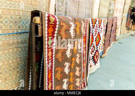 Groupe des anciens précieux tapis laine couleur ancienne azéri faites à la main dans l'ancienne ville au magasin de tapis. Banque D'Images