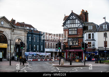 Le restaurant Zizzi à Salisbury ceinturée avec un garde de la police après l'empoisonnement de l'ex-espion russe Sergueï Skripal et sa fille Julia. Banque D'Images