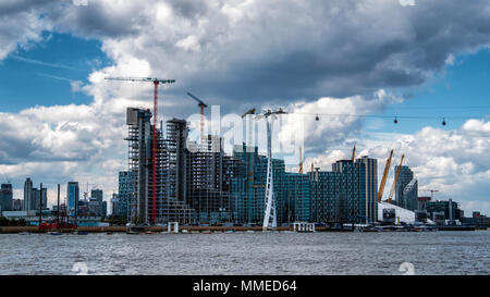 La péninsule de Greenwich, Londres. Vue sur la ville. Appartement de luxe neuf bâtiments en construction, Unis façon câble et l'O2 Arena Banque D'Images