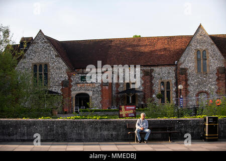 Pub le moulin à Salisbury ceinturée avec un garde de la police après l'empoisonnement de l'ex-espion russe Sergueï Skripal et sa fille Julia. Banque D'Images