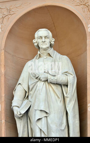 Londres, Angleterre, Royaume-Uni. Statue : Adam Smith (par William Theed) sur Burlington Gardens façade de l'Académie royale (Burlington House) nettoyé et restauré.. Banque D'Images