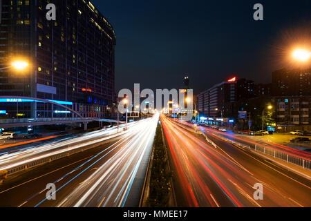Des sentiers de lumière sur la rue au quartier central des affaires de Pékin la nuit à Beijing, Chine. Banque D'Images