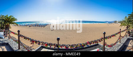 Puerto del Carmen, Espagne - 29 décembre 2016 : love locks, plage et l'océan à Puerto del Carmen, Espagne Boardwalk. Puerto del Carmen est la principale zone touristique Banque D'Images