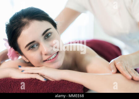 Yougn Asian woman relaxing with hand spa massage au spa salon de beauté. Banque D'Images