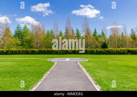 Hélisurface au motif de Palmerstown House Estate, Johnstown (comté de Kildare en Irlande. Zone d'atterrissage pour hélicoptère, héliport, ciel bleu avec quelques nuages. Banque D'Images