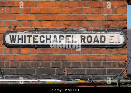 Une ancienne plaque de rue sur la Whitechapel Road dans l'East End de Londres, au Royaume-Uni. Banque D'Images