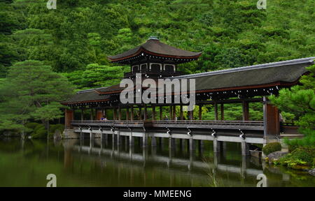 Pont japonais couvert dans le jardin de Sanctuaire Heian à Kyoto Banque D'Images