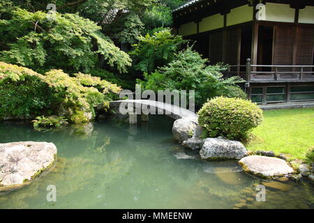 Pont de pierre dans un jardin japonais à Kyoto Banque D'Images