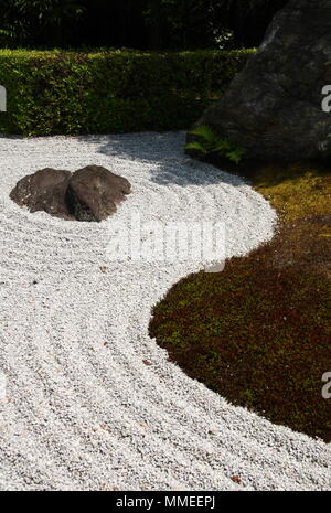 Jardin zen avec des grosses pierres et de gravier ratissé à Kyoto, au Japon. Banque D'Images