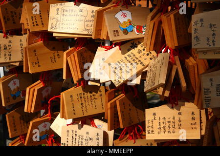 Des plaques lors d'Ema le temple Kiyomizu-dera à Kyoto. Les Japonais écrivent leurs souhaits sur l'Ema et les accrocher sur le stand spécial à l'intérieur du temple. Banque D'Images