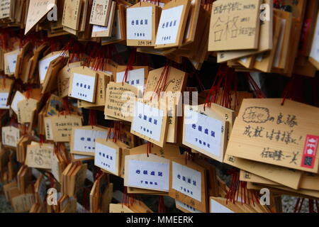 Des plaques lors d'Ema le temple Kiyomizu-dera à Kyoto. Les Japonais écrivent leurs souhaits sur l'Ema et les accrocher sur le stand spécial à l'intérieur du temple. Banque D'Images