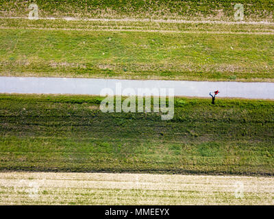 Running Man, vue du dessus, vue aérienne, gymnastique, sport, marathon. Les champs agricoles. Campagne Banque D'Images