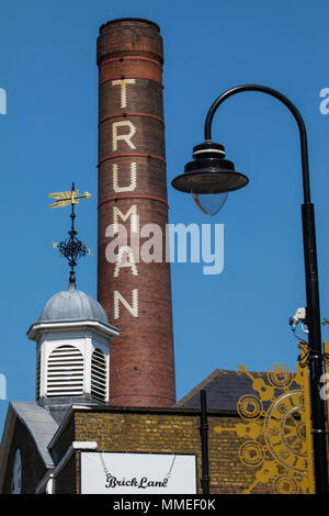 Londres, Royaume-Uni - 19 avril 2018 : l'ancienne cheminée de l'ancienne usine de Truman Brewery situé dans la région de Brick Lane de Spitalfields à Londres, le 19 Avr Banque D'Images