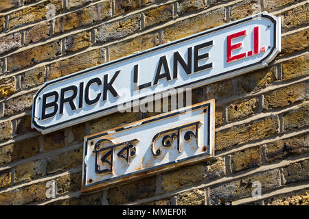 Une plaque de rue pour Brick Lane dans l'Est de Londres, Royaume-Uni. Brick Lane est également énoncé dans la langue bengali sur un panneau en dessous. Banque D'Images