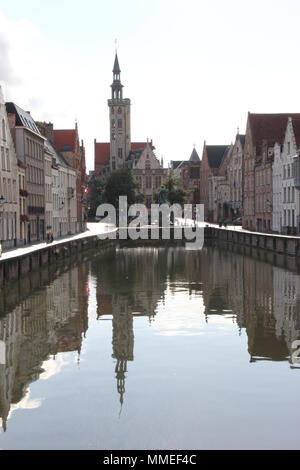 Jan Van Eyck Square, Canal Spiegelrei, Bruges, Belgique Banque D'Images