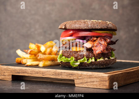 Burger et frites sur le service à bord Banque D'Images