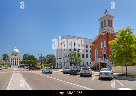 Montgomery, Alabama - Le Dexter Avenue King Memorial Baptist Church, où Martin Luther King Jr. a été le pasteur principal, à un pâté de maisons de l'état de l'Alabama Banque D'Images