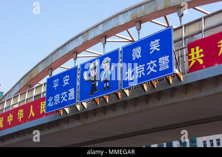 La signalisation de police sur une gentry sur une route principale près de la gare de Pékin à Beijing, Chine. Banque D'Images