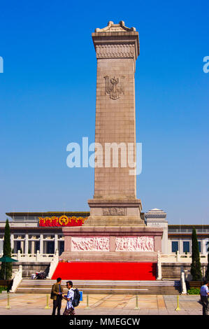 Le mausolée de Mao et le Monument aux héros du peuple sur la place Tienanmen. Banque D'Images