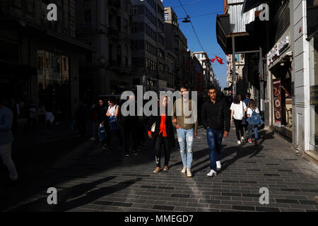 Istanbul, Turquie - 19 Avril 2018 : Arap ethnicité les touristes sont au pied de la rue Istiklal, Beyoglu dans une journée de printemps ensoleillée. Il y a beaucoup de boutique Banque D'Images