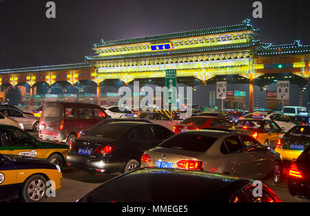 Une attente de trafic à péage sur l'un de la route principale à Beijing, Chine, photographiés de nuit. Banque D'Images