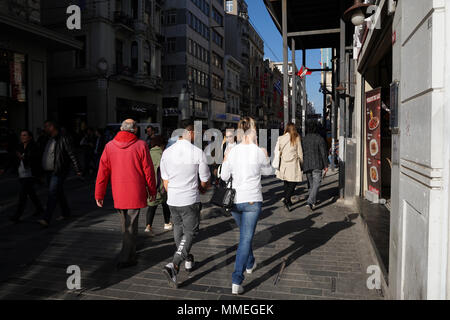 Istanbul, Turquie - 19 Avril 2018 : les Turcs et les touristes sont à pied à la rue Istiklal, Beyoglu dans une journée de printemps ensoleillée. Il y a beaucoup de Banque D'Images