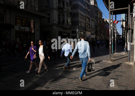 Istanbul, Turquie - 19 Avril 2018 : les Turcs et les touristes sont à pied à la rue Istiklal, Beyoglu dans une journée de printemps ensoleillée. Il y a beaucoup de Banque D'Images